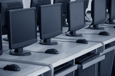 走進現(xiàn)代計算機教室